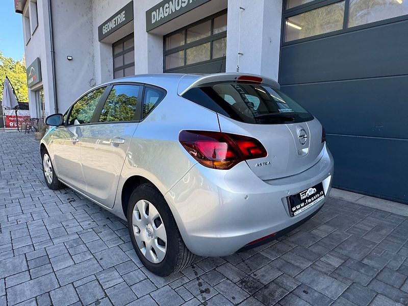 Opel Astra (2010) 1.6 16V Automat - fotka 7 z 36