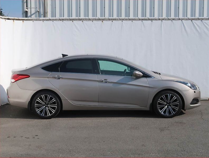 Hyundai i40 (2015) Premium 1.7 CRDi, Serv.kniha - fotka 6 z 21