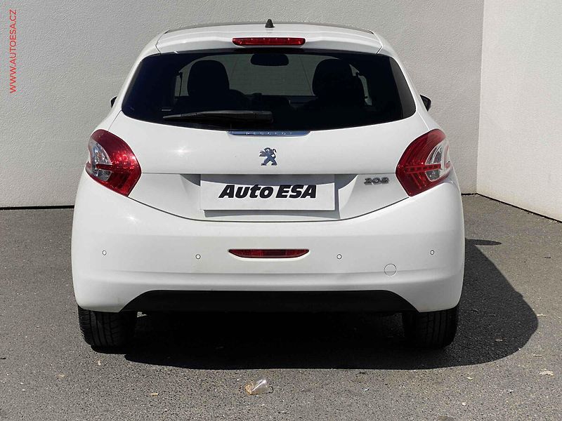 Peugeot 208 (2014) 1.2 PT, Allure, navi, panor - fotka 5 z 17