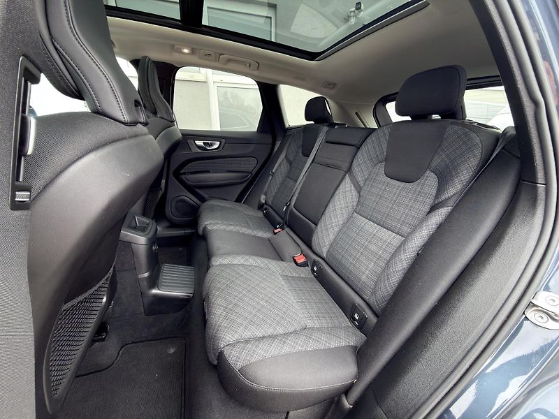 Volvo XC60 T6 AWD RECHARGE // 1.maj. //ČR - fotka 14 z 38