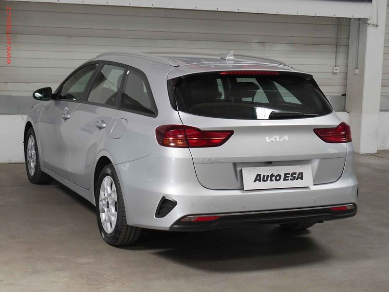 Kia Ceed (2023) 1.5 T-GDI, 1.maj,ČR, servis - fotka 4 z 20