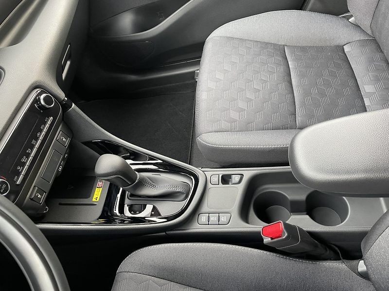 Toyota Yaris 1.5 Hybrid ODBĚR IHNED - fotka 20 z 27
