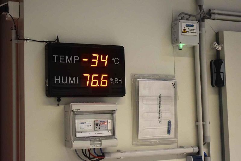 S vozy Kia EV9 jsme mohli vjet přímo do haly s testovacími zařízeními