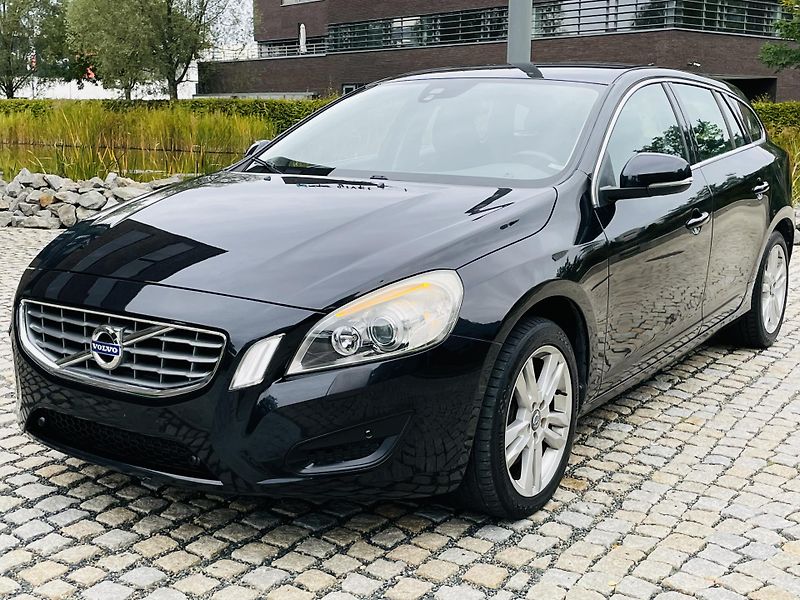 Volvo V60 2.4D5 MANUÁL TAŽNÉ SERVISKA - fotka 4 z 41
