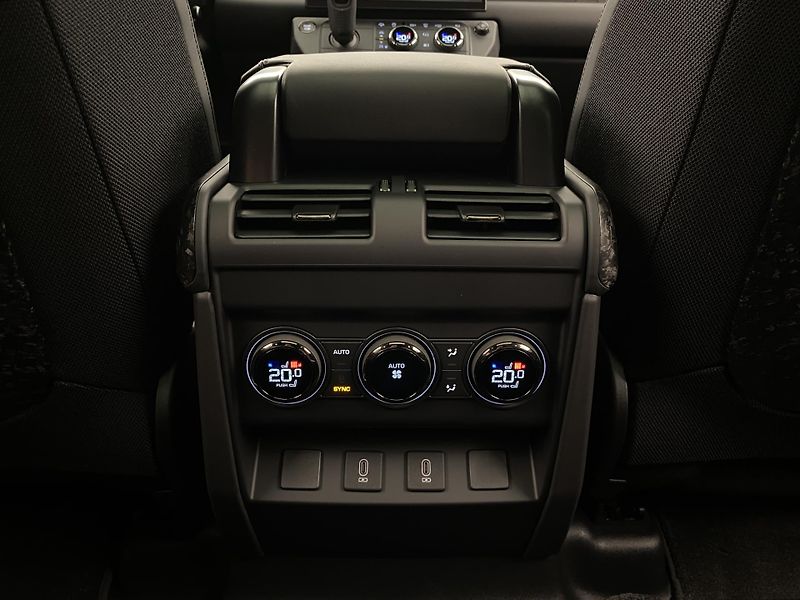 Land Rover Defender (2026) OCTA BLACK AWD AUT - fotka 73 z 82