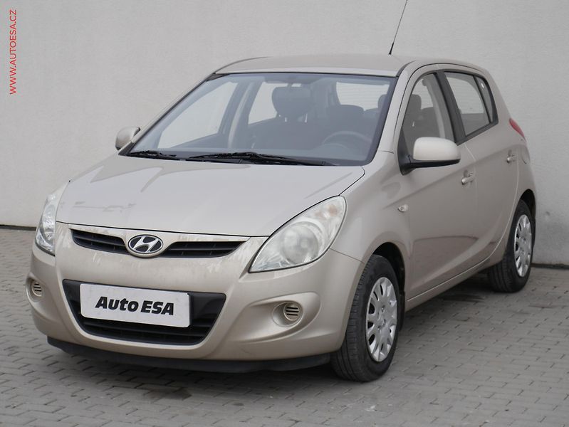 Hyundai i20 (2011) 1.2i, ČR, AC, park.asist - fotka 3 z 15