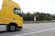Značky zakazující předjíždění kamionů začaly platit hned při jejich instalaci, policie se na jejich dodržování zaměří.