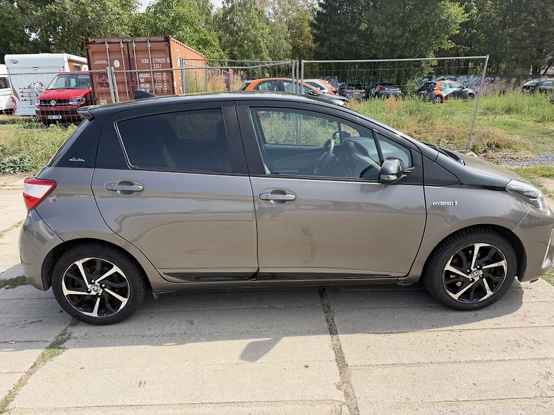 Toyota Yaris (2019) 1.5 Hybrid Select - fotka 2 z 16