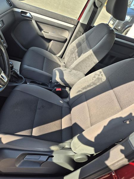 Volkswagen Touran (2012) - fotka 2 z 15