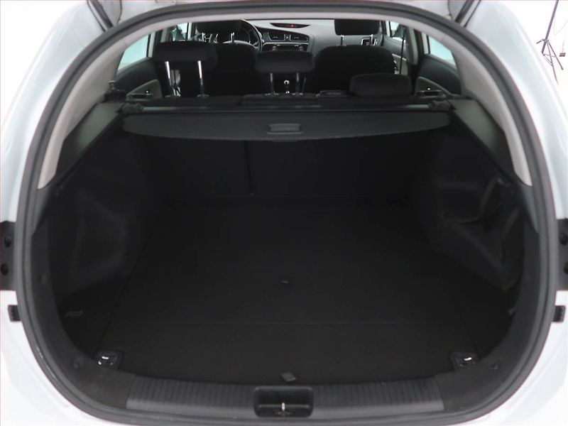 Kia Ceed (2016) 1.6 CRDi, Serv.kniha, Navi - fotka 13 z 16