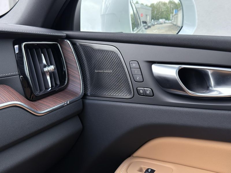 Volvo XC60 T8 AWD ULTRA BRIGHT *+ kola - fotka 28 z 59