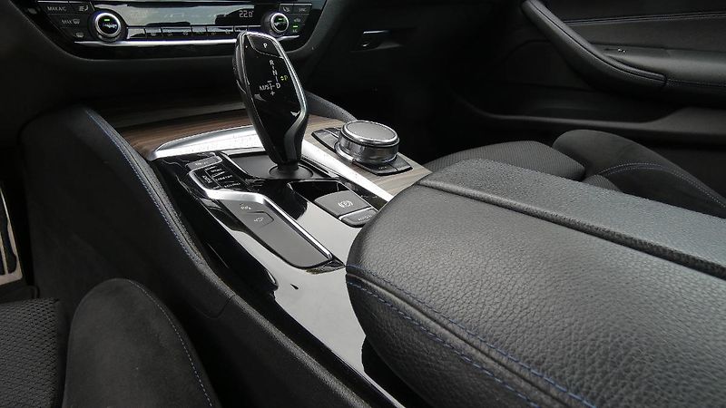 BMW Řada 5 540d xDrive M Sport - fotka 6 z 26