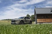 Auto má výborná světla s adaptivní LED technologií.