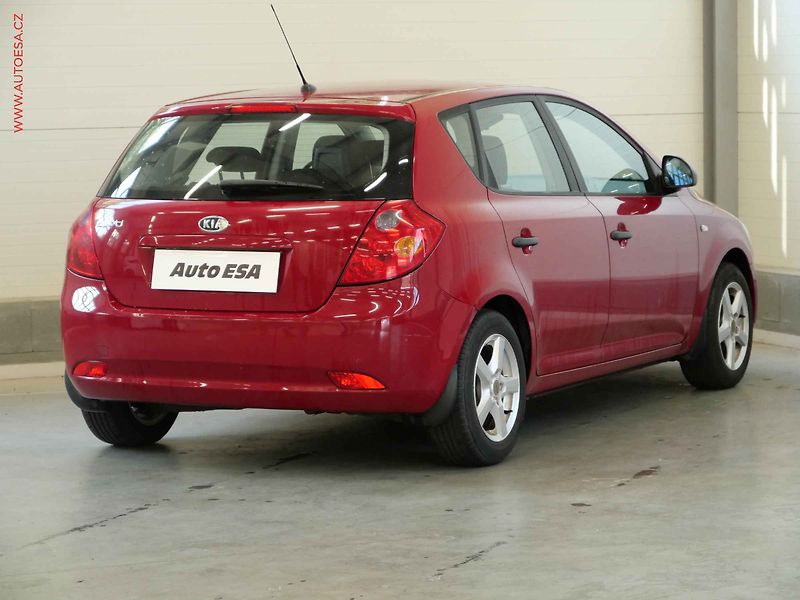 Kia Ceed (2009) 1.4i, ČR, AC - fotka 4 z 19