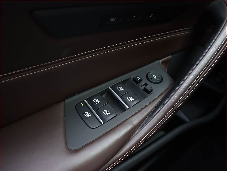 BMW Řada 5 (2018) Luxury Line 520d xDrive - fotka 18 z 20
