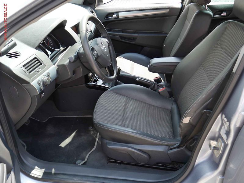 Opel Astra (2008) 1.6i, AC - fotka 9 z 17