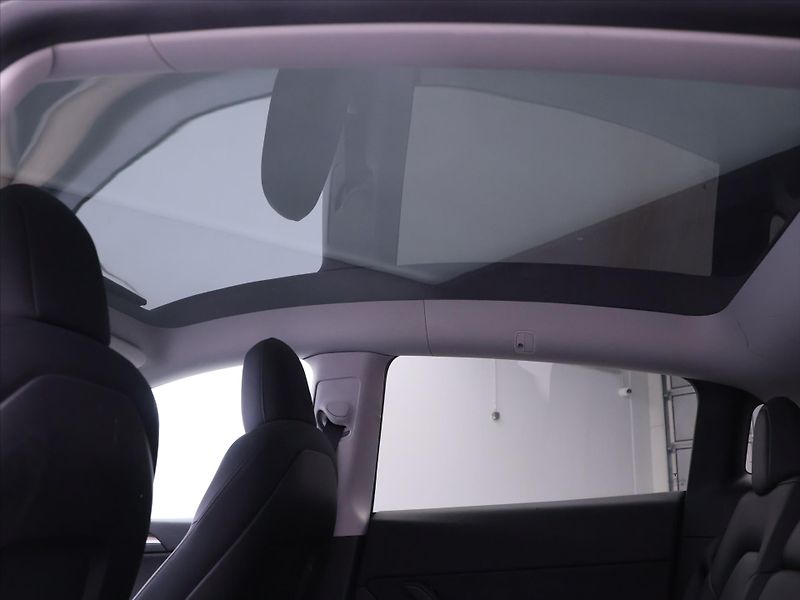 Tesla Model Y Long Range AWD 75kWh SoH 90% - fotka 21 z 29