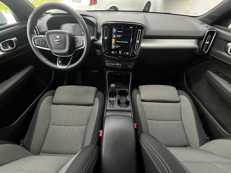 Volvo XC40 FWD T2 Core - fotka 21 z 44