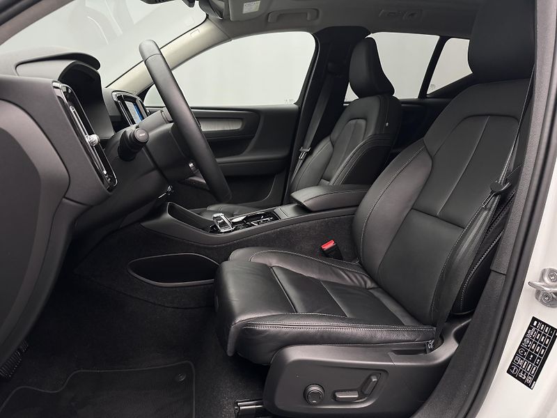Volvo XC40 B4 AWD ULTIMATE CZ - fotka 4 z 49