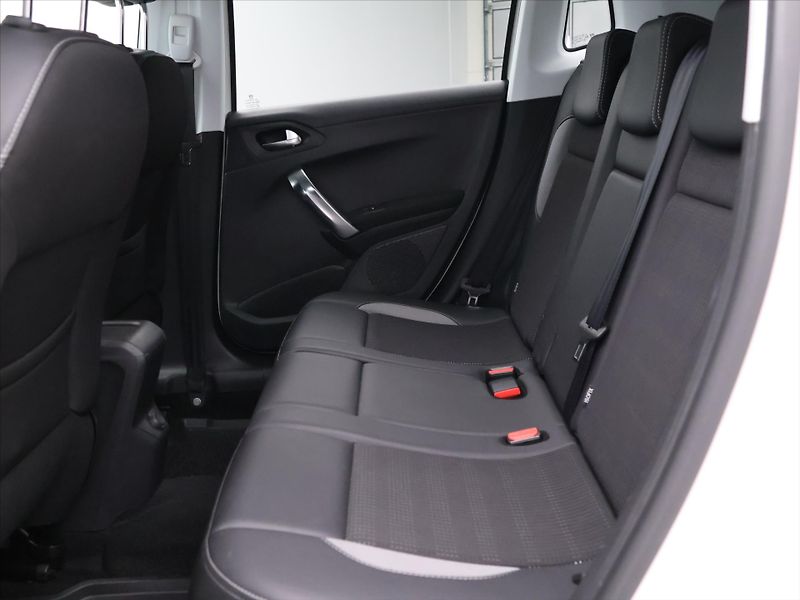 Peugeot 2008 1,6 HDI 73kW CZ - fotka 13 z 29