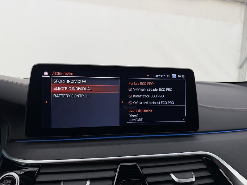 BMW Řada 5 530e*4x4*DPH*Top Výbava* - fotka 38 z 42