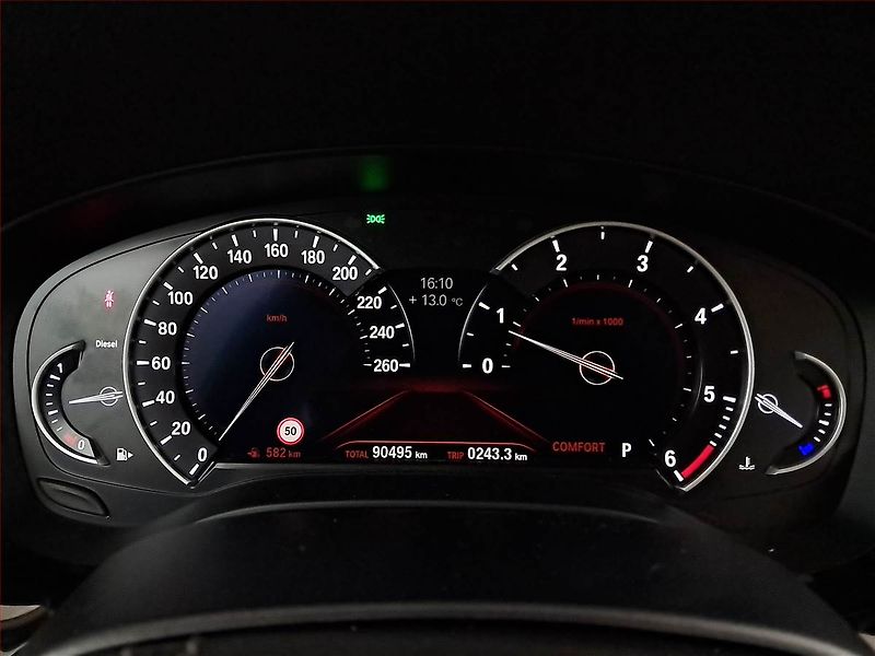 BMW Řada 5 (2019) Luxury Line 520d xDrive - fotka 11 z 18