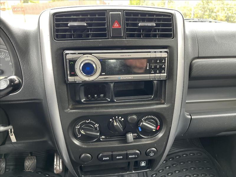 Suzuki Jimny 1,3 i RANGER 4x4 SERVIS TAŽNÉ - fotka 14 z 32