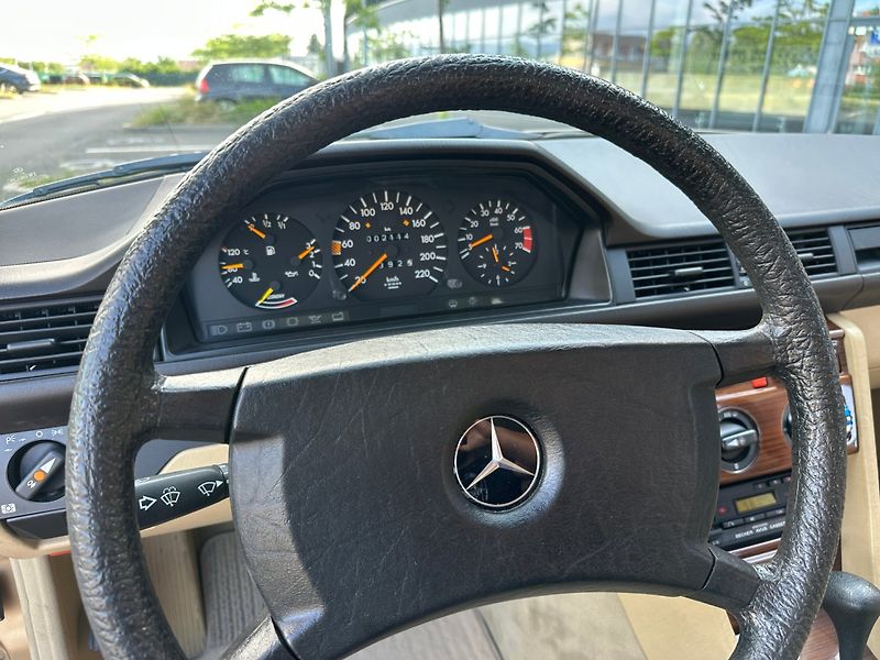 Mercedes-Benz 124 (1986) 230E 97kw - fotka 31 z 50