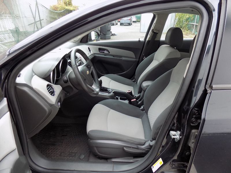 Chevrolet Cruze (2011) 1.8i/16V/Klimatizace/ČR/ - fotka 11 z 31