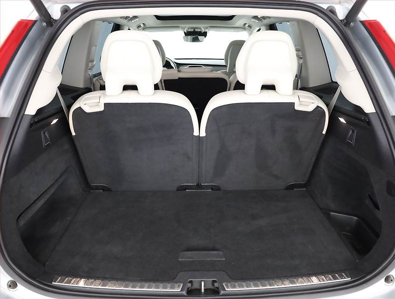 Volvo XC90 (2018) D5 AWD - fotka 18 z 21