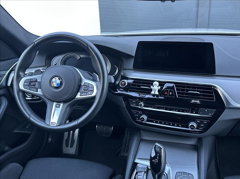 BMW Řada 5 3,0 530d 265PS  M Performance - fotka 23 z 54