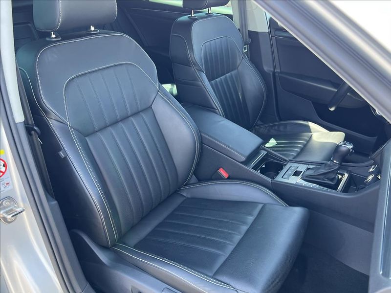 Škoda Superb 2,0 TDI DSG Premium Edition - fotka 22 z 42