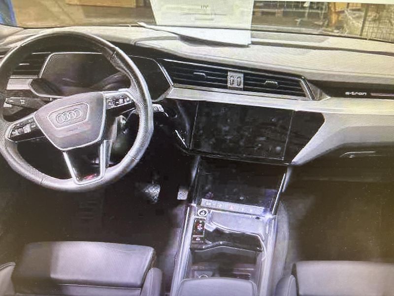 Audi e-tron 55 QUATTRO 300kw S LINE SOH97% - fotka 3 z 4