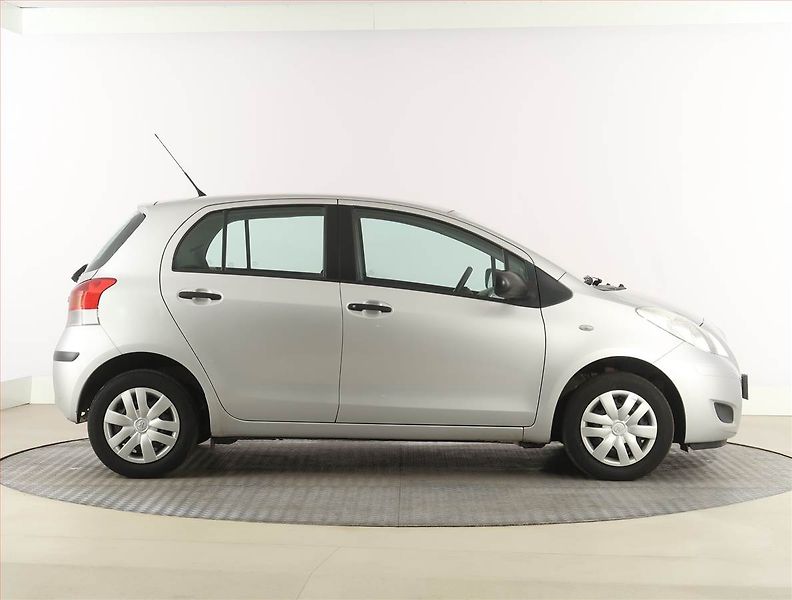 Toyota Yaris (2010) 1.0 VVT-i, Serv.kniha - fotka 6 z 15