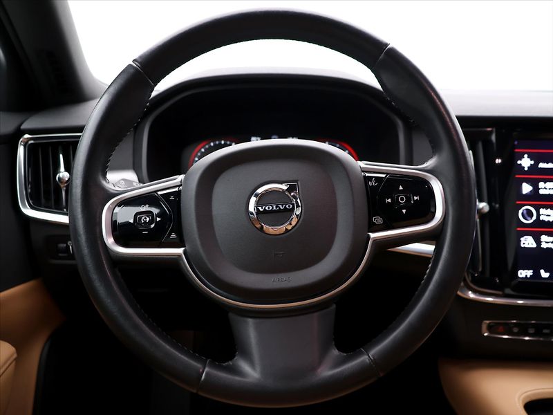 Volvo V90 2.0 D3 110kW Momentum LED - fotka 20 z 40