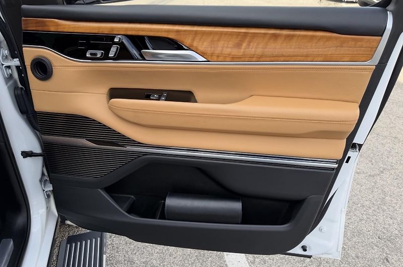Jeep Grand Wagoneer (2022) + SERIES III + DPH + FULL + - fotka 11 z 36