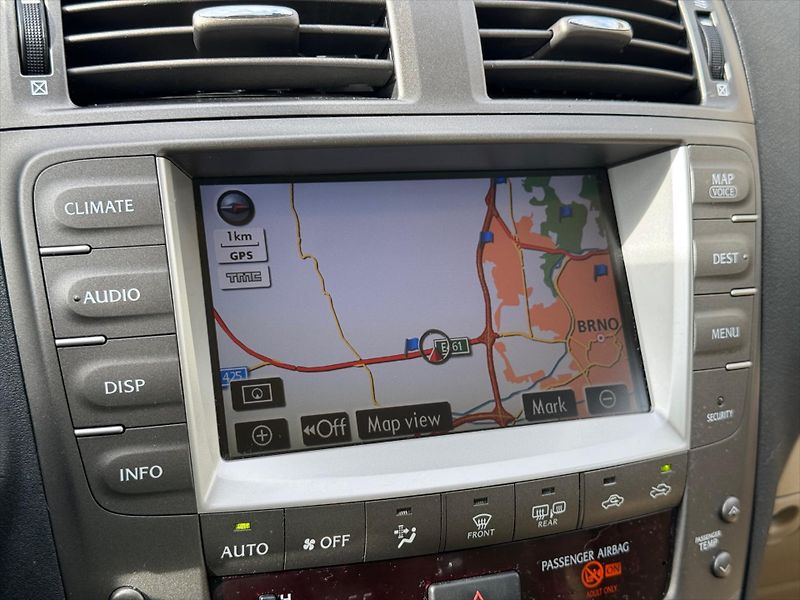 Lexus IS 220d 2,2 - fotka 14 z 20