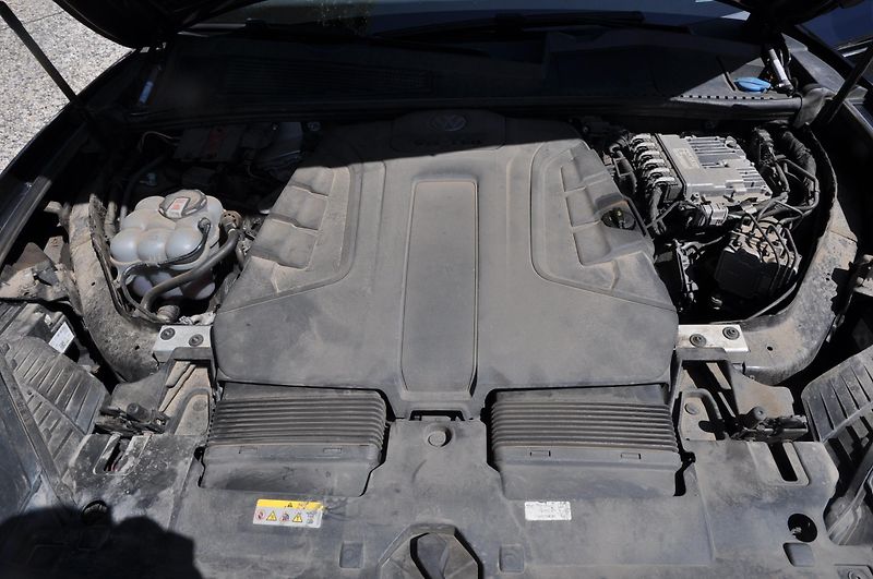 Volkswagen Touareg 3.0TDi V6 170kW 4x4 Automat - fotka 12 z 27