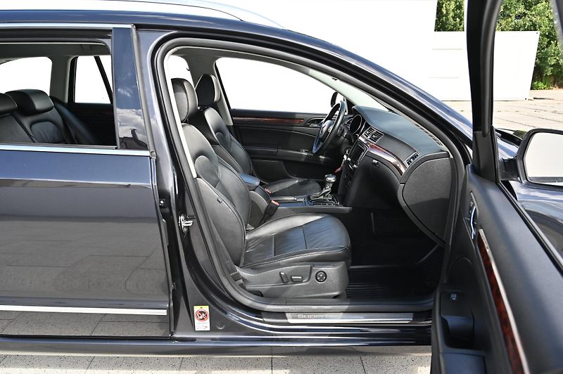Škoda Superb 2.0TDI 125KW DSG Elegan. 12/09 - fotka 28 z 45
