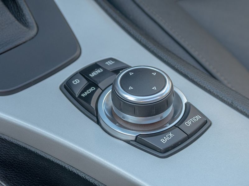 BMW Řada 3 (2011) 325i 160KW mat HK – NAVIGACE - fotka 30 z 52