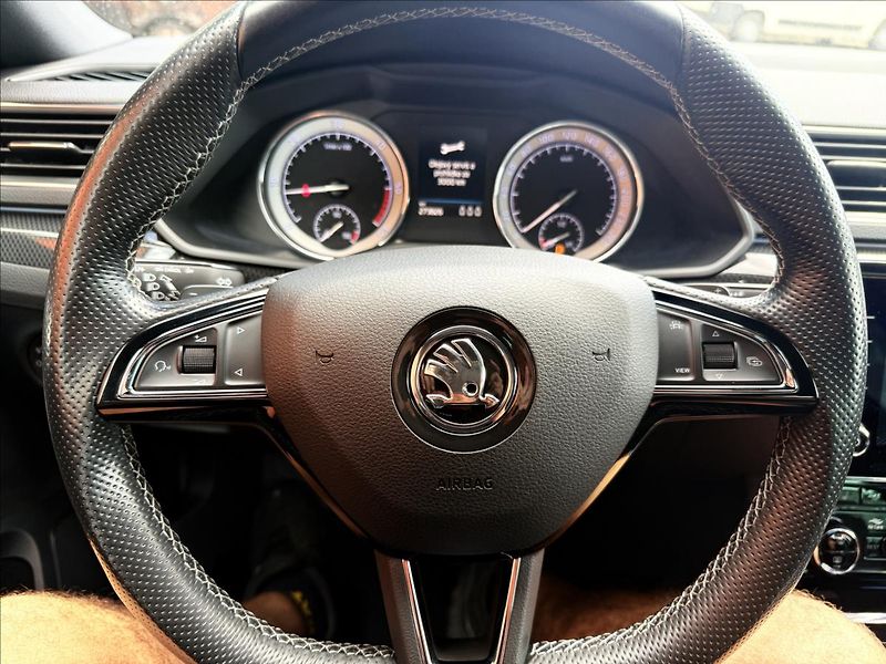Škoda Superb 2,0 TDi 4x4 DSG SportLine - fotka 12 z 34