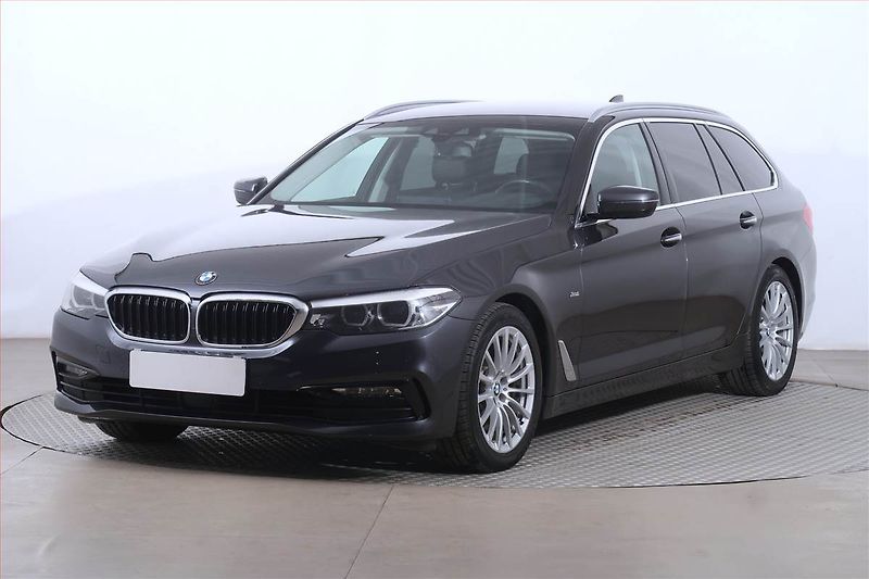 BMW Řada 5 (2017) Sport Line 520d xDrive - fotka 2 z 24