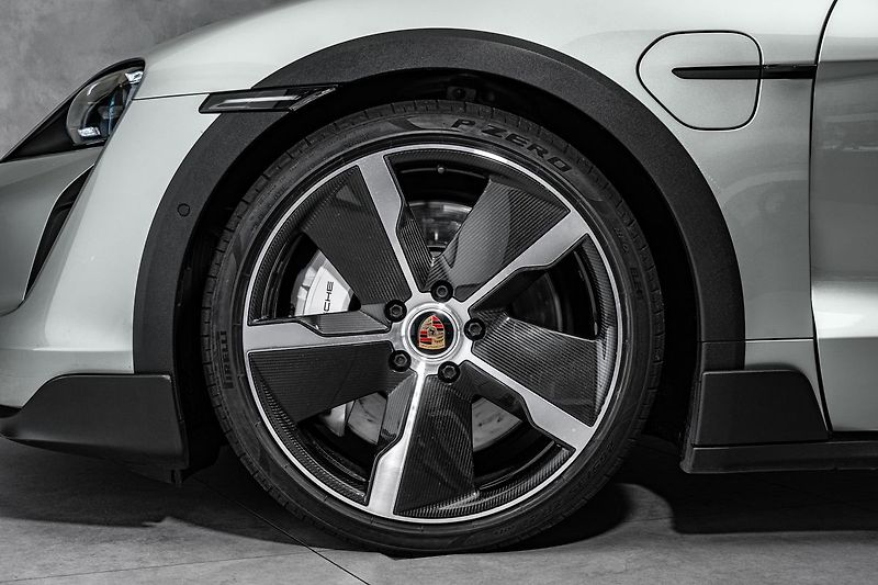Porsche Taycan PDCC, ventilace, pano - fotka 11 z 41