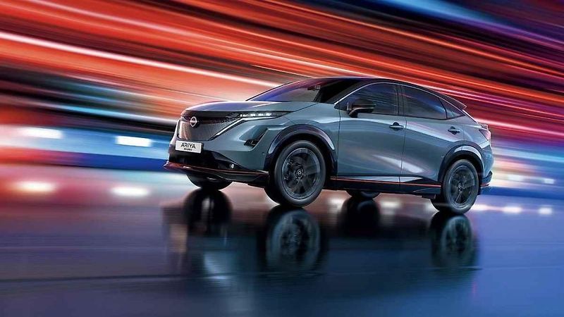 Loga automobilek Nissan, Honda a Mitsubishi, symbolizující propojení aliance