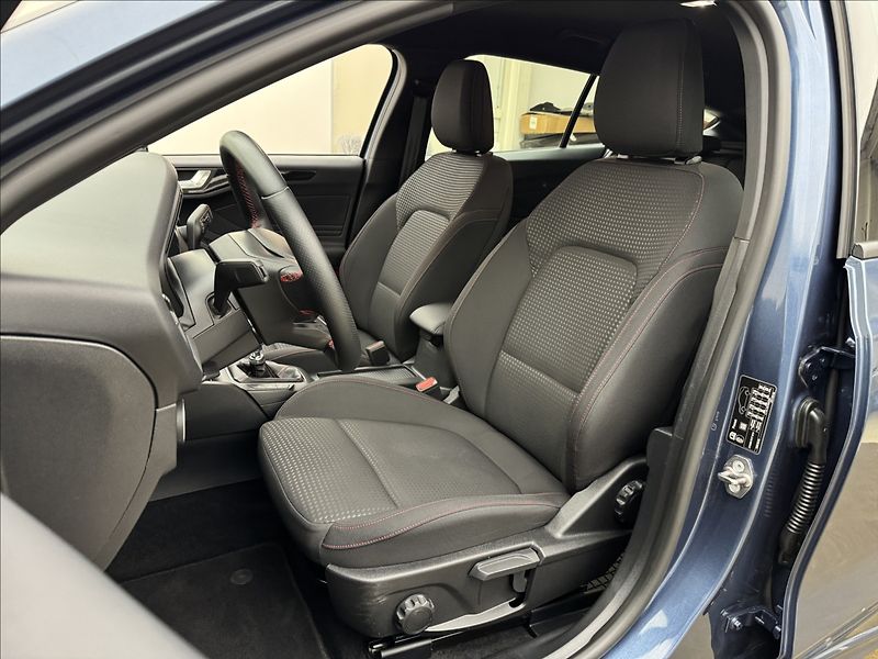 Ford Focus 1,5 ST-LINE ZÁRUKA LED 1MAJ ČR - fotka 32 z 40
