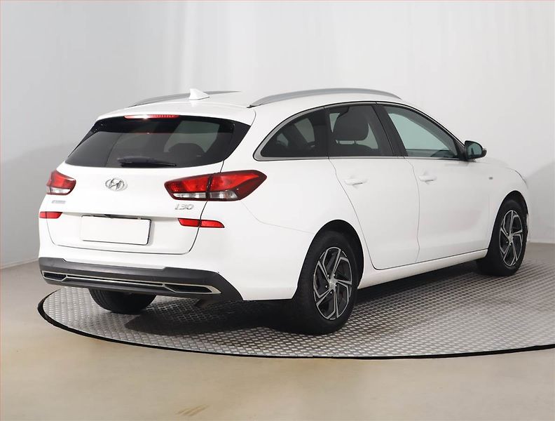 Hyundai i30 (2022) Family 1.5 T-GDI MHEV - fotka 5 z 16