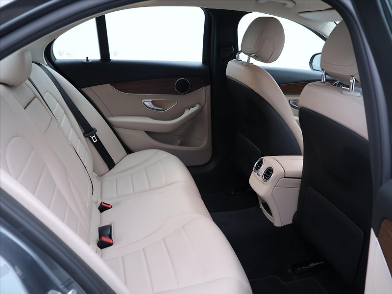 Mercedes-Benz Třídy C 2,0 C300 190kW CZ AMG paket - fotka 13 z 35