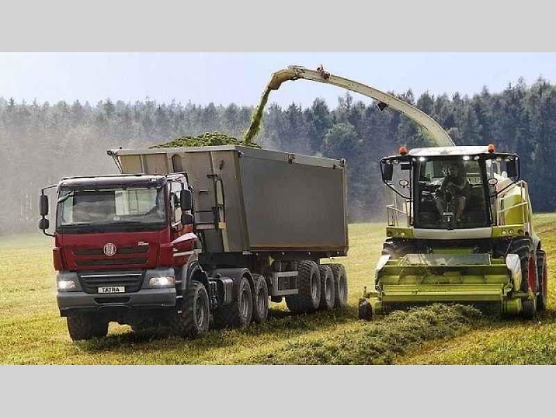 Tatra Force 8x8 – vozidlo pro přepravu potrubí.