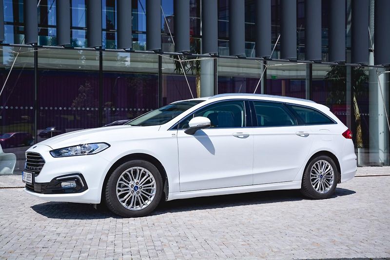 Ford Mondeo (2021) 2.0 138kw Hybrid ecvT TITANIUM - fotka 24 z 32