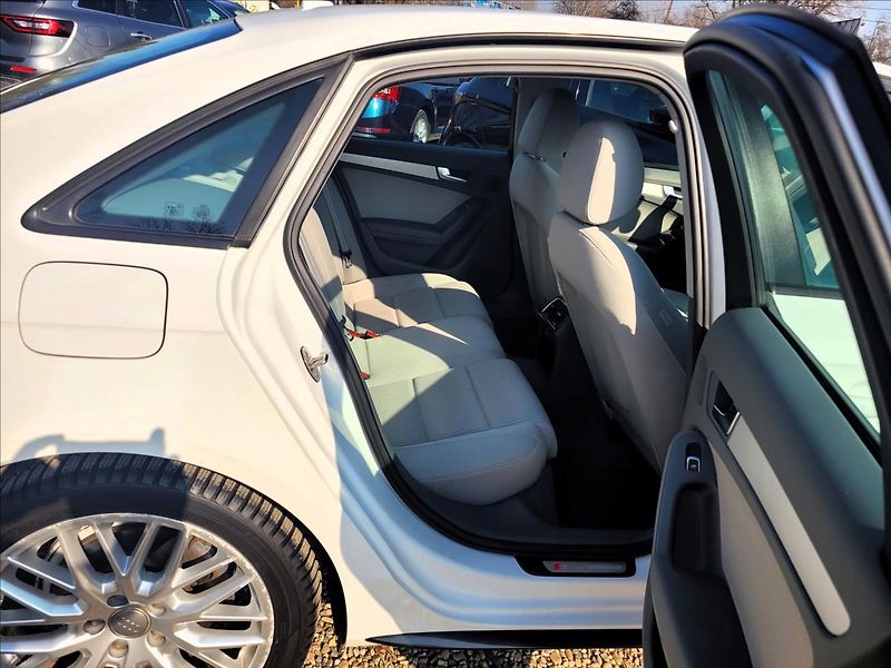 Audi A4 2,0 TDI,S-line,navi,výhřev,xen - fotka 17 z 41